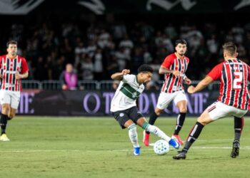 São Paulo vence o Coritiba fora de casa e mantém pressão na ponta do Brasileirão