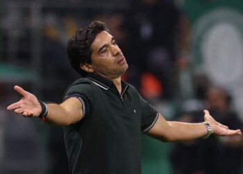 Súmula revela insulto de Abel Ferreira, do Palmeiras, após expulsão: “Seu cagão”