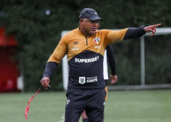 Roger comanda segundo treino no São Paulo de olho na Chapecoense; veja escalação