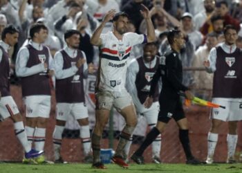 Calleri celebra liderança do São Paulo e manda recado para Crespo: “Fez muito”
