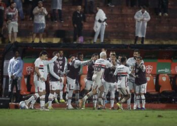 São Paulo vence a Chapecoense e assume a liderança do Brasileirão