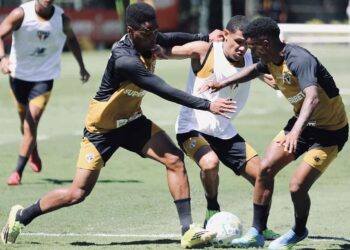 Maik é poupado e jovens da base participam de treino do São Paulo
