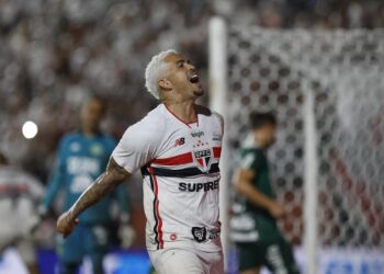 São Paulo volta à liderança do Campeonato Brasileiro após quase quatro anos