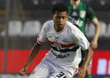 Paulinho volta ao gramado em treino no CT do São Paulo; Crespo testa formações