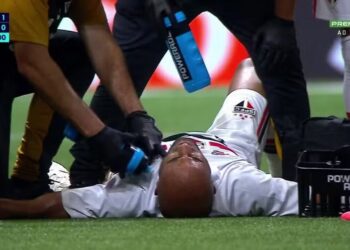 Lucas sente pancada e deixa jogo do São Paulo após poucos minutos em campo
