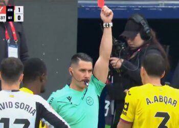 Defensor do Getafe é expulso por beliscar órgão genital do adversário, assista