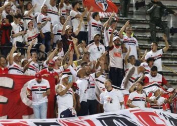 Torcida do São Paulo se divide entre apoio e vaias a Roger Machado em Campinas