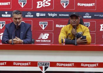 Torcida protesta contra Roger Machado e Rui Costa antes de São Paulo e Juventude