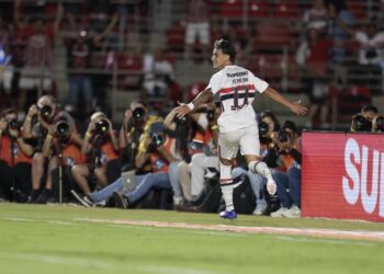 Ferreira celebra primeiro hat-trick da carreira