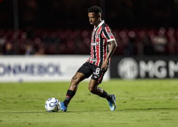Marcos Antônio sente lesão e deixa jogo do São Paulo ainda no primeiro tempo