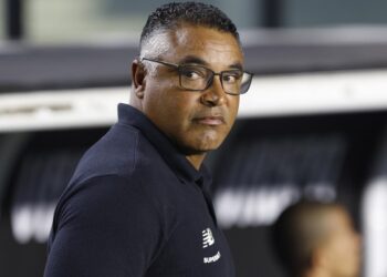 Diretoria do São Paulo vê “exagero” em vaias da torcida para Roger Machado