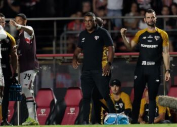 Roger Machado vê resposta positiva com mudança e pede incentivo: “Trabalho para caramba”