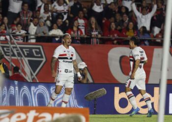 São Paulo perde muitos gols e ouve vaias, mas vence Juventude na Copa do Brasil