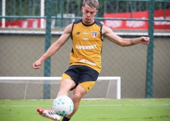 Cria de Cotia impressiona Roger e pode ganhar chances no São Paulo