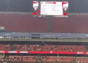 Telões do Morumbis exibem nome de Crespo antes de jogo do São Paulo