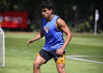 Moreira vira opção no meio e ganha espaço com Roger no São Paulo