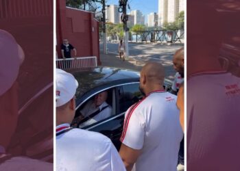 Organizada do São Paulo invade CT, cobra presidente e exige saída de Rui Costa