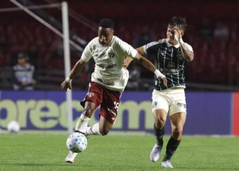 São Paulo empata com Coritiba, tropeça em casa e amplia jejum