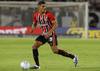 Com vaga garantida, Lucas Ramon busca recorde no São Paulo