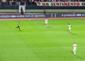 São Paulo exibe placas contra MP das Bets no Morumbis